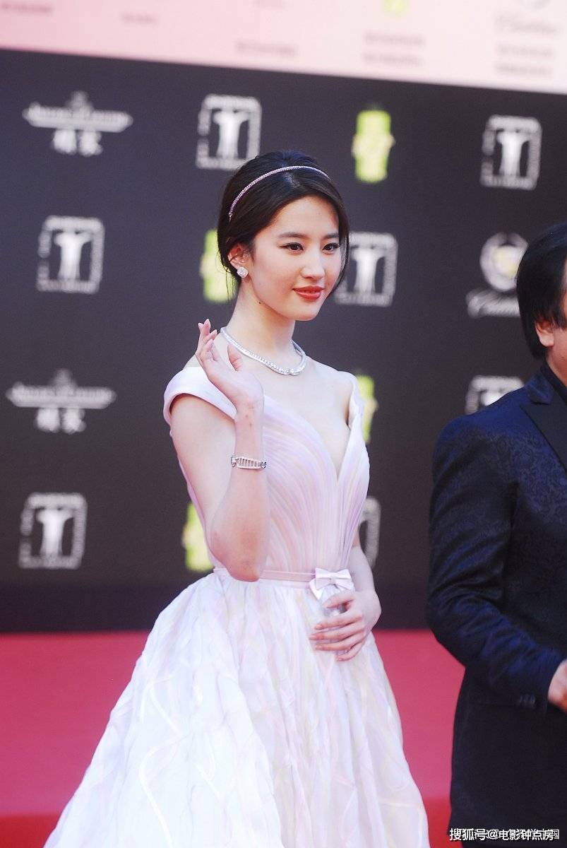 原创毛晓彤的腿柳岩的胸娱乐圈坚决不整容的女星我只服这5位