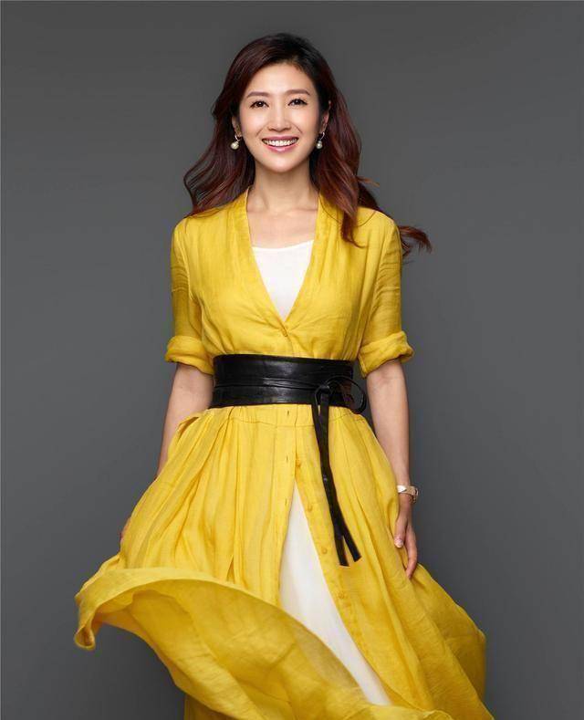 在读高中时,她还被评为上海市三好学生,优秀学生干部.