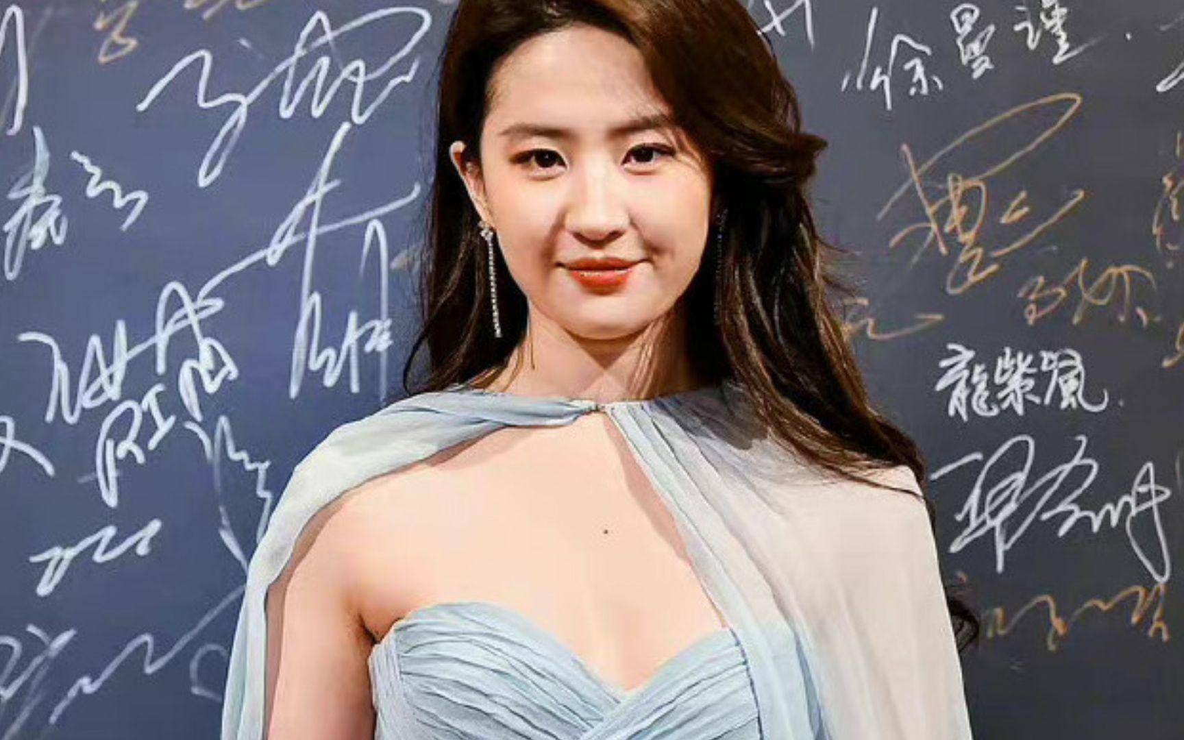 看着曾经那个美得惊为天人的刘亦菲,变成现在这样普普通通的样子,作为