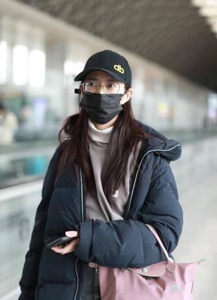 陈钰琪一身随性装走机场蓬松造型太简单好像路人一样的平淡