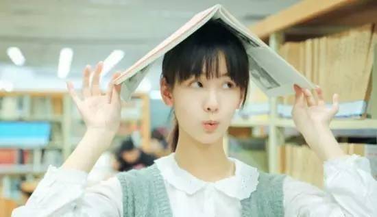 在某网站的全国校花排行榜上,这个女孩子曾经力压章泽天当选最美校花