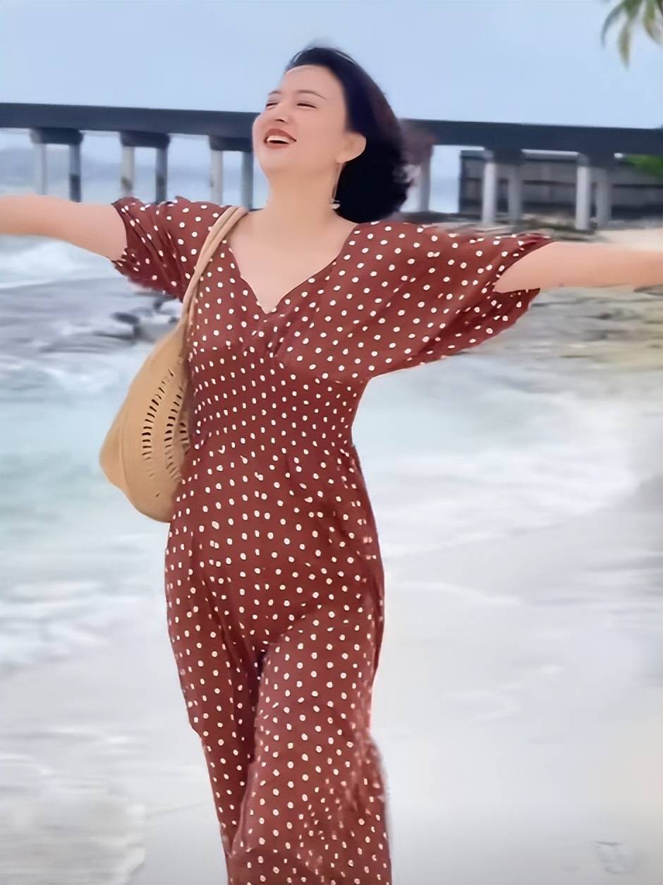张蕾:挑选9条裙子,和丈夫儿子一起到马尔代夫开启"家庭度假"