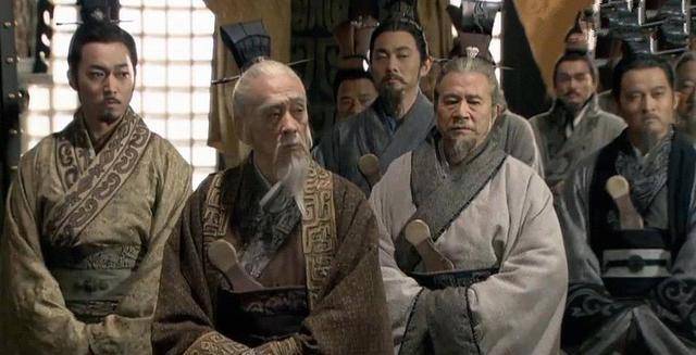 用脚踩碎,断然不能进行第二次摔盆,这是因为摔盆也有着"砸饭碗"的意思