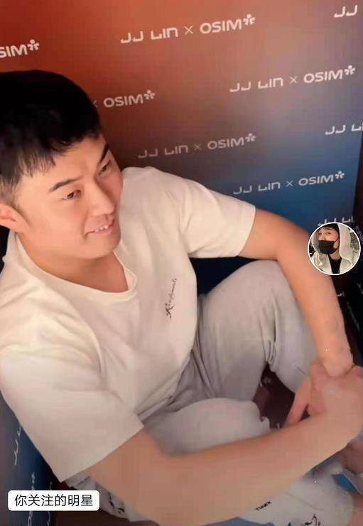 陈赫将女儿藏在身后被张子萱发现后他的表情满满的幸福感