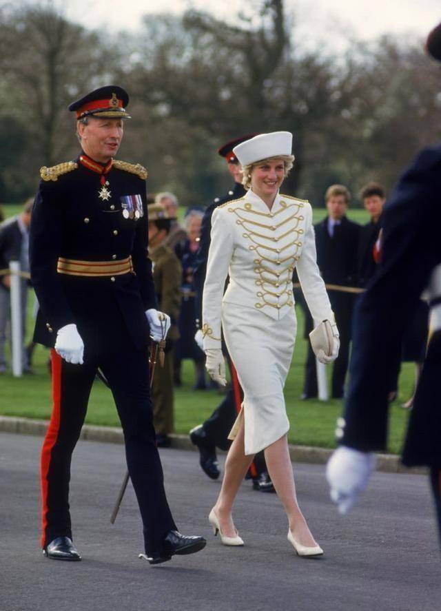 戴安娜穿白色服装好看吗看完这组老照片你就知道了