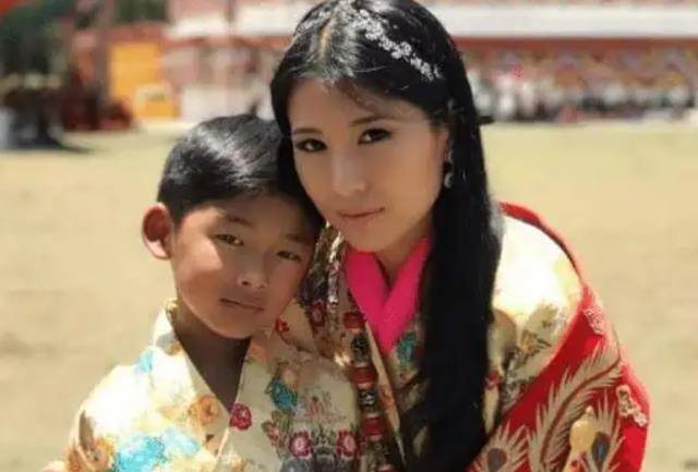 不丹国王:17岁登位,娶同胞4姐妹生10个孩子,51岁退位享福