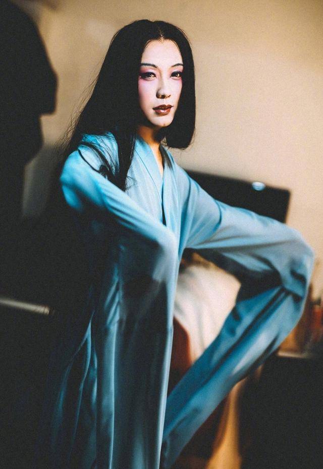 李玉刚近照穿格纹裤配普通毛衣也仙气飘飘难怪能做维塔斯亲家