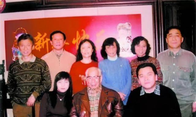 在建国后,他能公正廉洁,全心全意为人民服务,拒绝为子女仕途提供方便