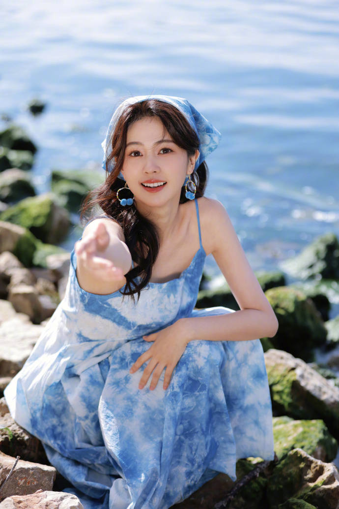 刘亦菲和景甜高端甜美的穿搭不如白鹿扎染吊带裙清新减龄又时尚