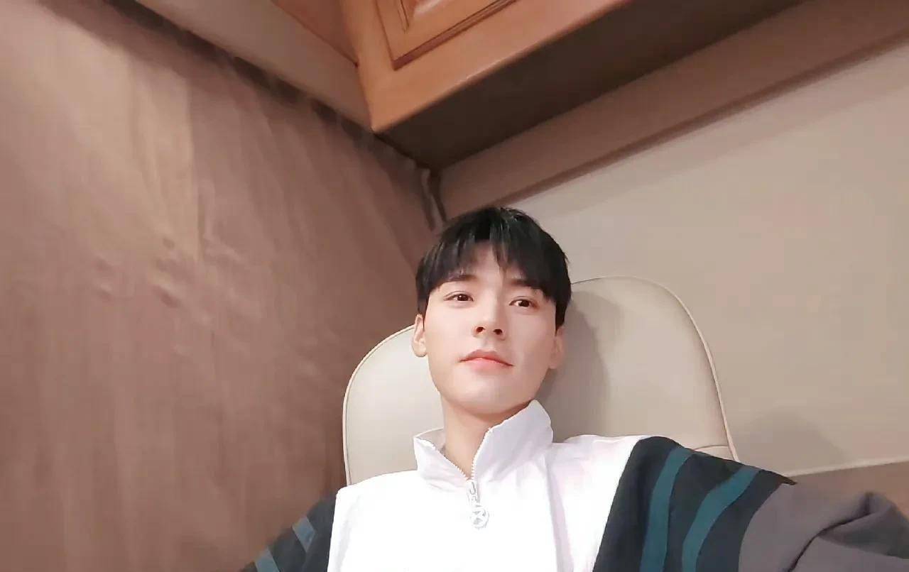 打工人打工魂龚俊短袖短裤上班神清气爽惹人心动