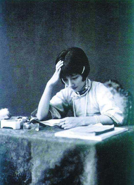 民国时期的绝世美女不仅沉鱼落雁才华更是绝伦你怎么看