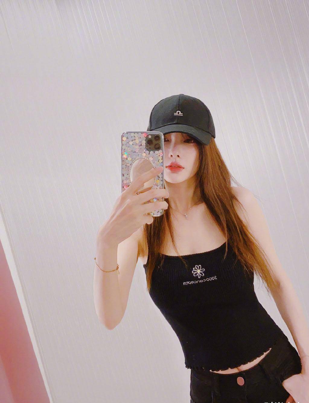 原创李小璐晒与女儿亲子照印花黑卫衣加橘色休闲裤潮流嘻哈范儿