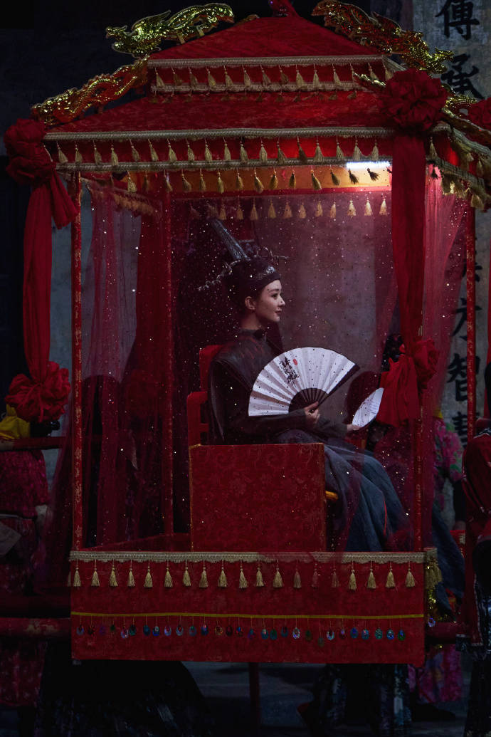 原创赵丽颖阴司王爷造型曝光黑衣红轿氛围鬼魅抬轿人员模样太恐怖