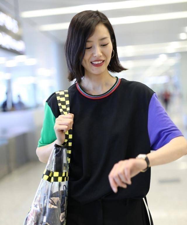 大表姐刘雯清爽现机场穿搭黑色半裙好洋气招牌治愈笑容惹人爱