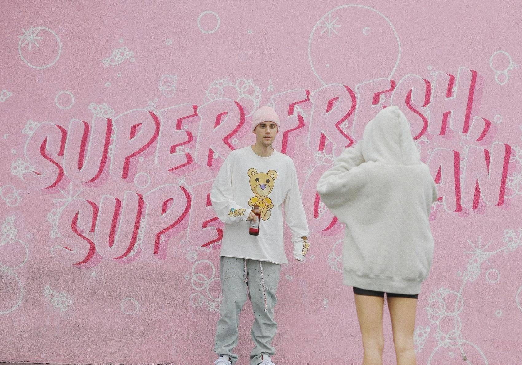 原创比伯夫妇出街卡通长袖配粉帽少男心爆棚海莉为老公拍照太宠溺