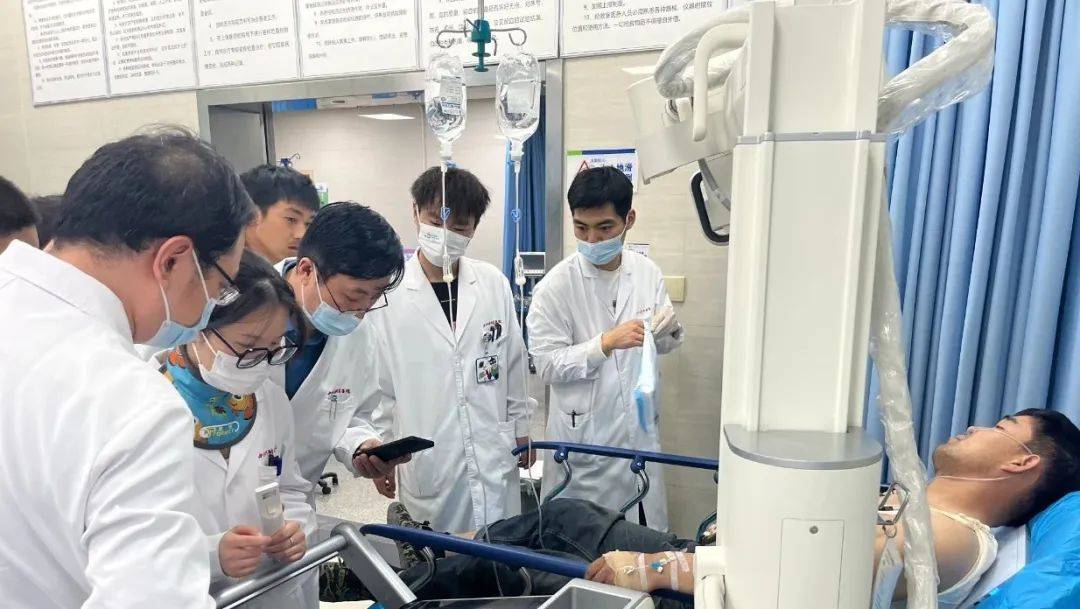 凶险男子从六楼高空坠落幸好有他们