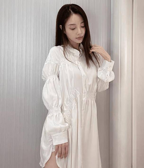 原创李小璐晒照做宣传穿小一码背心好时尚真替贾乃亮感到可惜