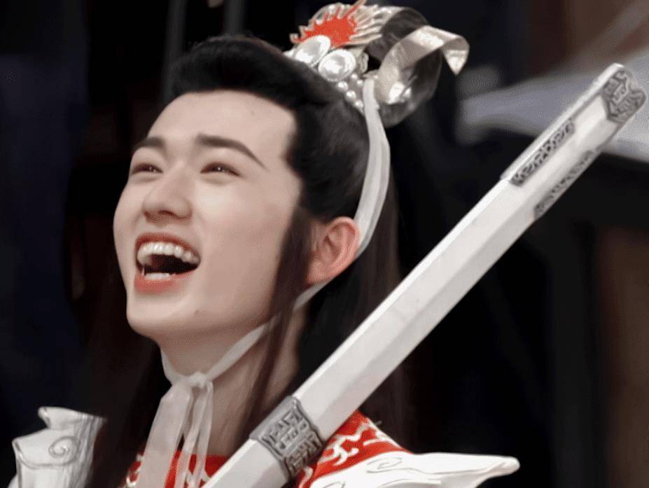 所以在每次曝光的路透照中,都是宋亚轩去解锁一些古装的造型,引起了