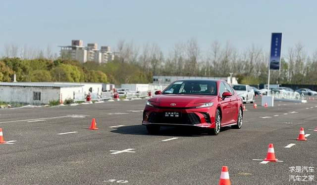 试驾第9代凯美瑞:动静皆宜,舒适与操控兼备_搜狐汽车_搜狐网