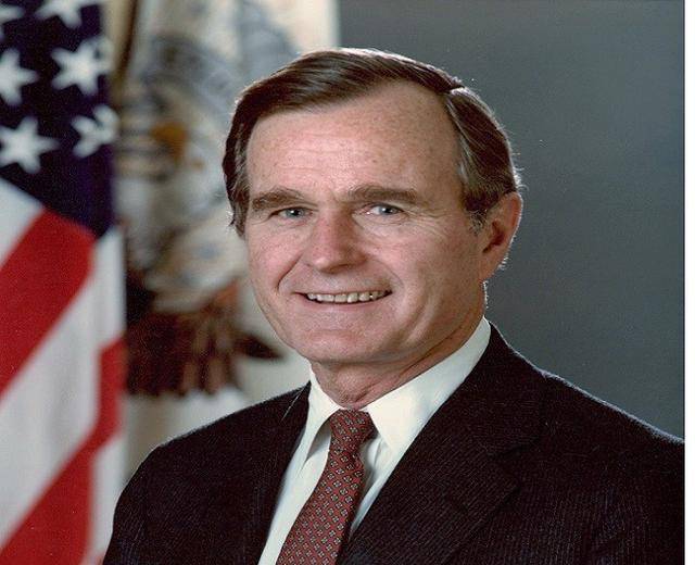 乔治·布什一眼就看到了坐在角落里的芭芭拉,觉得这个姑娘举手投足间