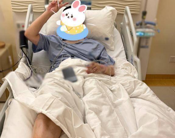 原创陈赫手术后顺利出院单腿不便靠工具步行胡子拉碴疏于打理