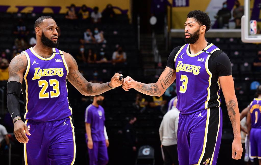 紫金军团洛杉矶湖人坐镇主场,迎战金州勇士,转播平台为央视体育频道