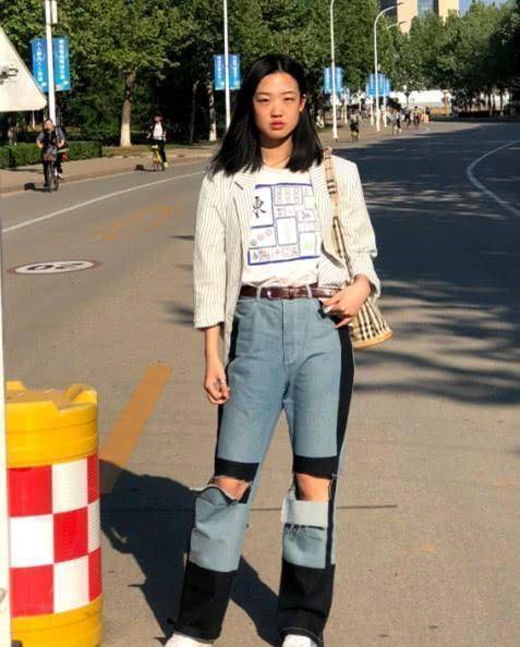 王清的私服照,则是多了几分休闲的气息,在她的上