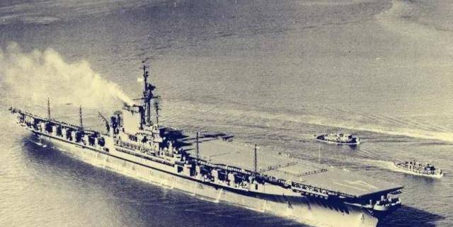原创1945年中途岛号航母下水照片军乐队助兴女孩在舰艏砸碎香槟瓶
