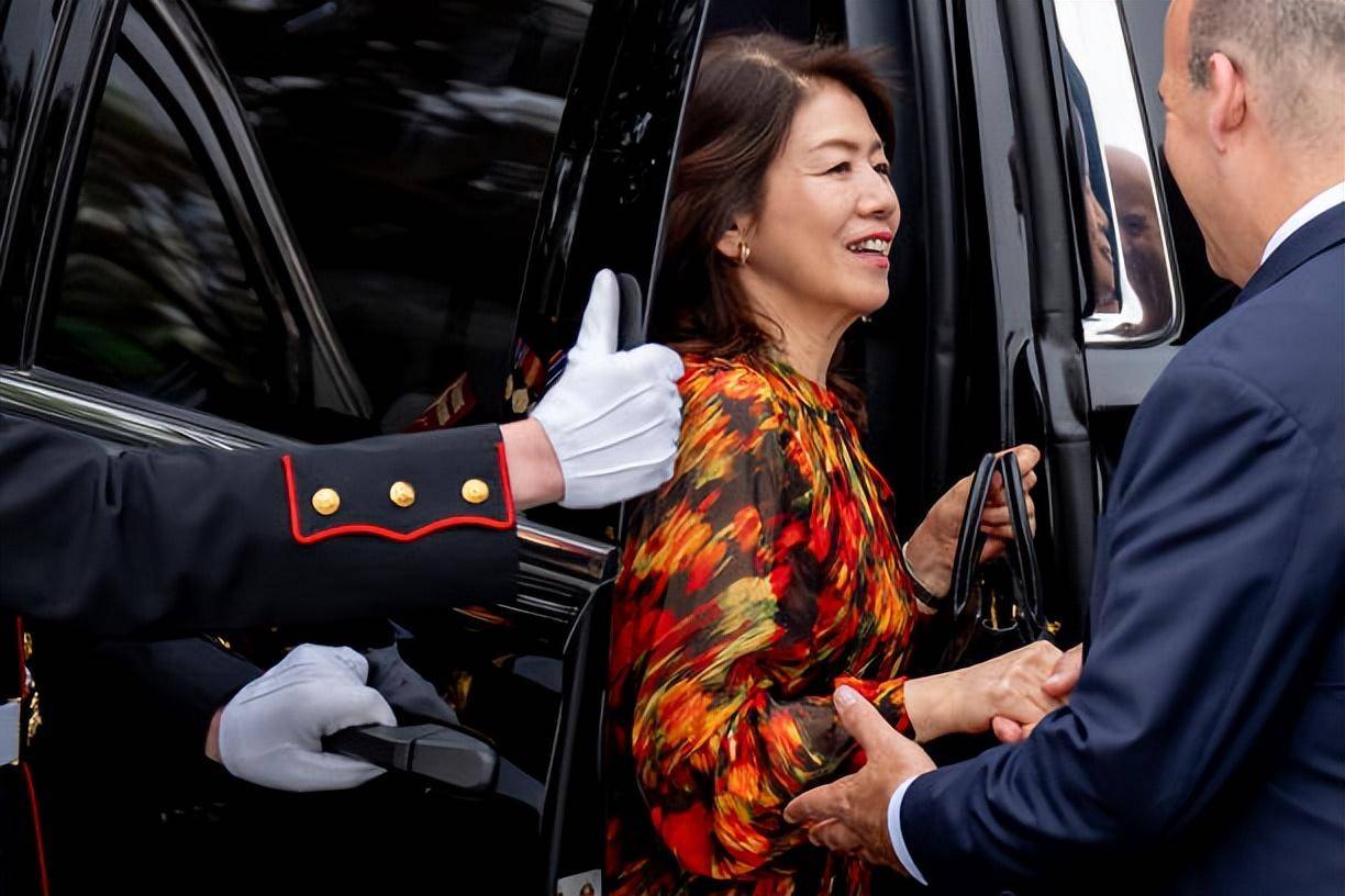 拜登欢迎日本首相夫妇很热情!丰盛国宴菜品大公开,岸田夫人显嫩