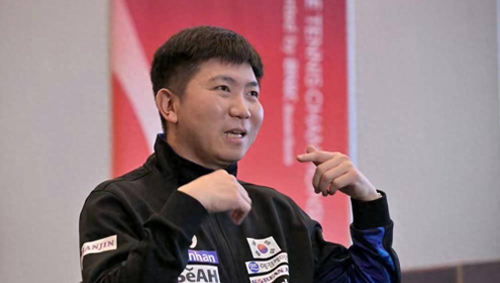 原创刘成民孙一家4口全家福妻子穿着粉色短裙看起来