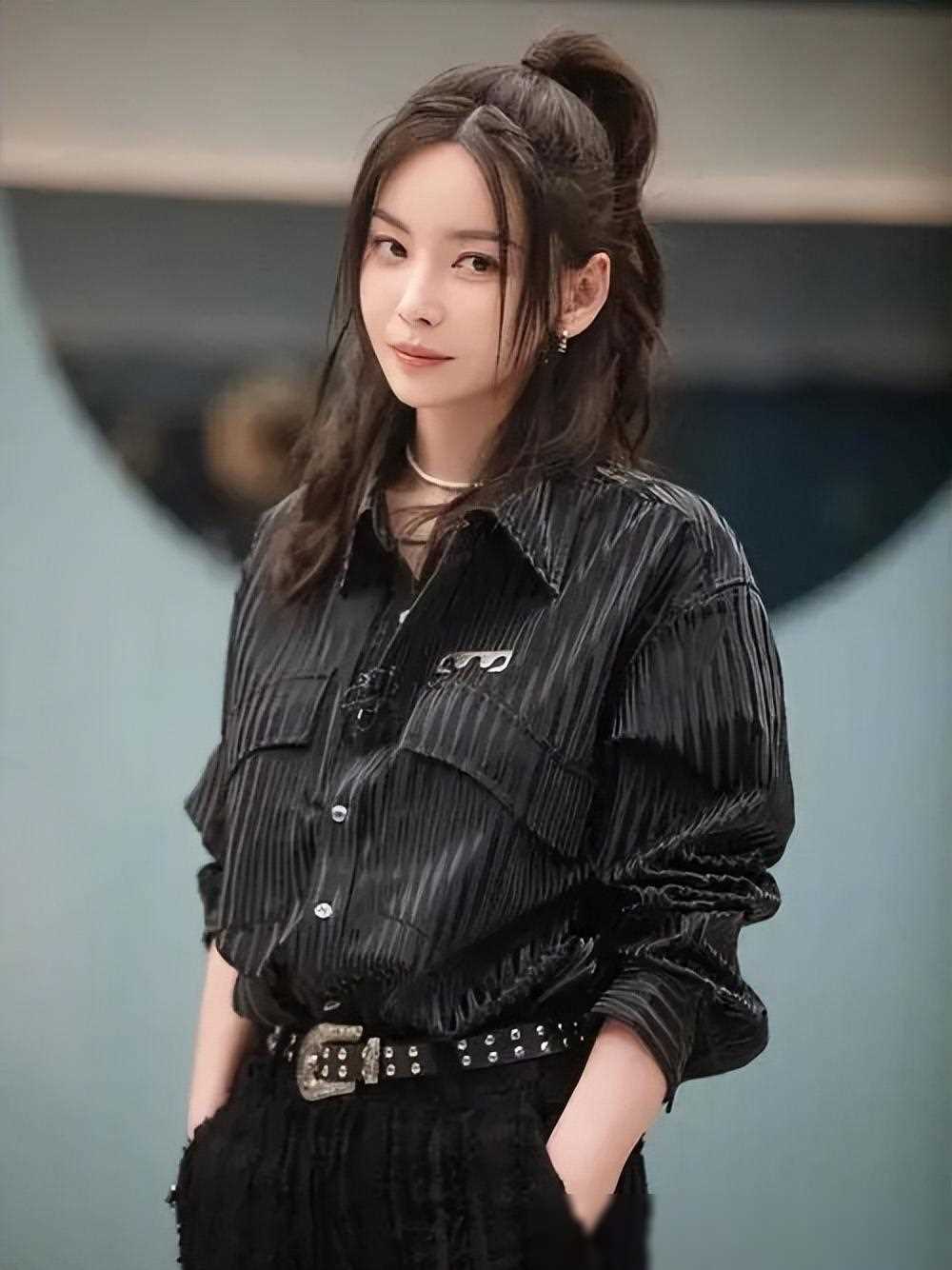 原创于文文演唱会穿紧身裤被质疑私处轮廓可见心脏的人看什么都脏