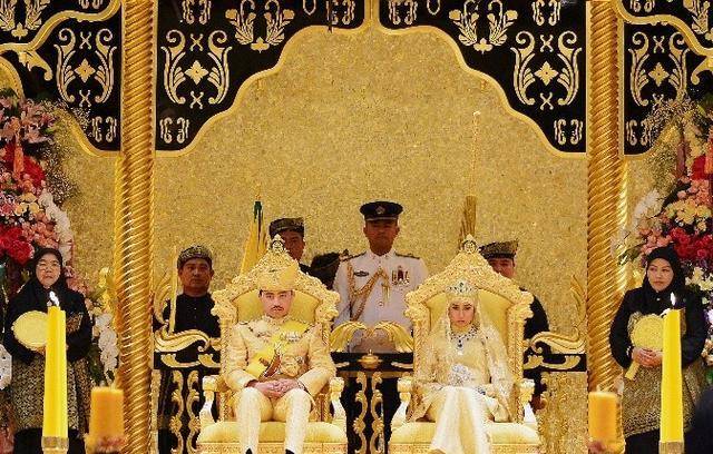 原创17岁少女嫁入文莱王室手戴22个大金镯头顶钻石王冠比婆婆美