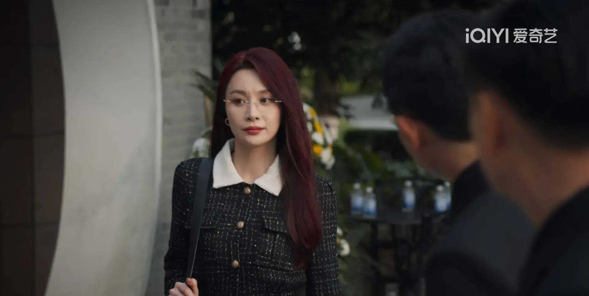 周琳长相酷似谢致远的大学校花同学李芸,是大家伙的梦中情人,可惜最后