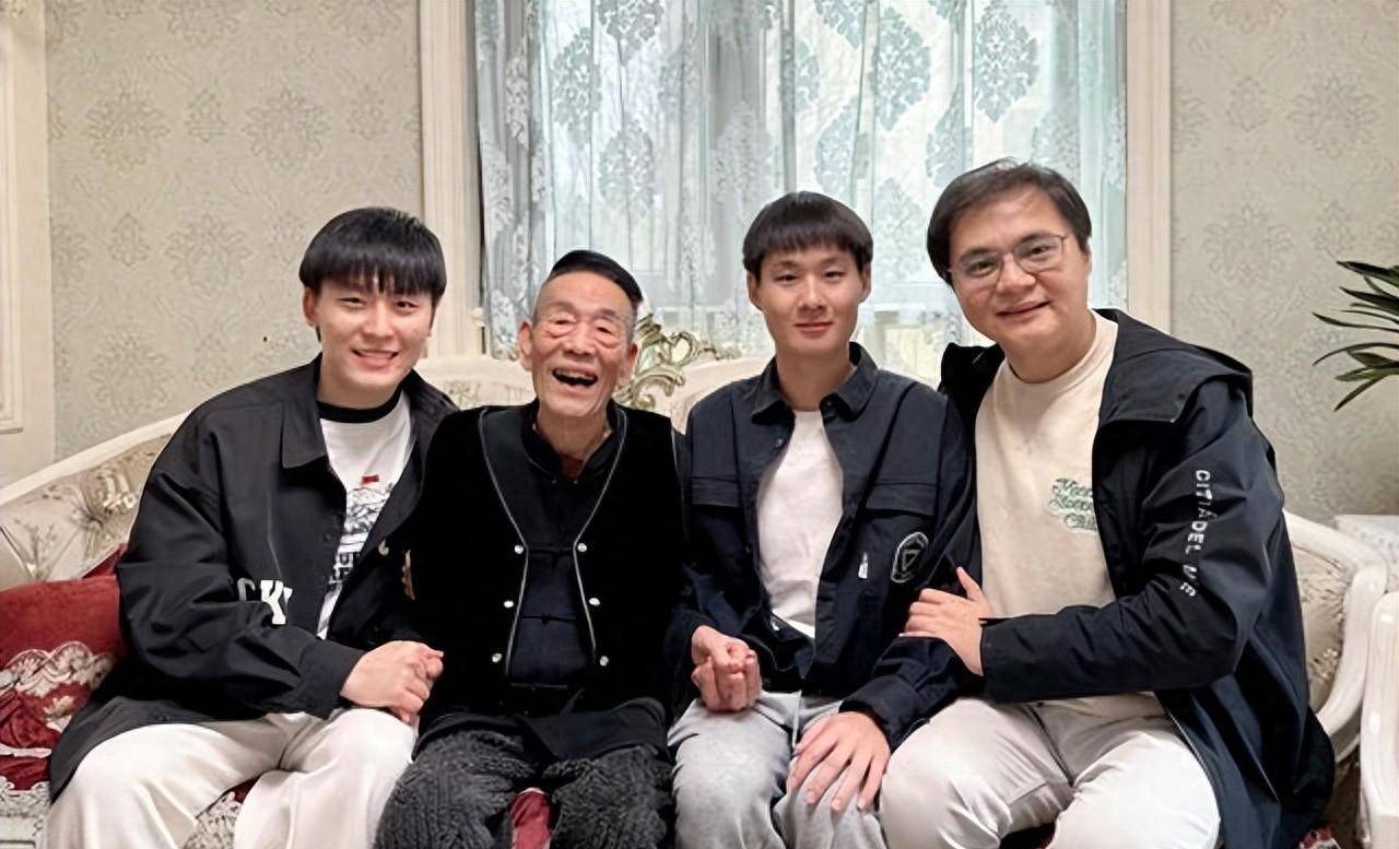 4月10日,德云社高峰发文,晒出了带徒弟拜访宝字辈演员的合影照.