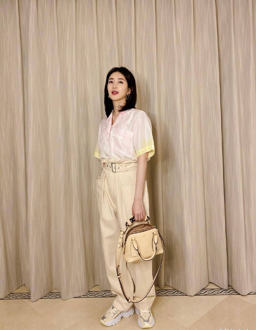 江疏影晒私服照穿浅粉色衬衫短袖配工装裤凹出大长腿帅气满分
