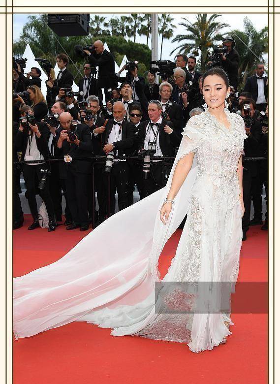 当刘涛和巩俐同穿拖地白裙走戛纳,终于见识到最高级别的霸气美!_显得_