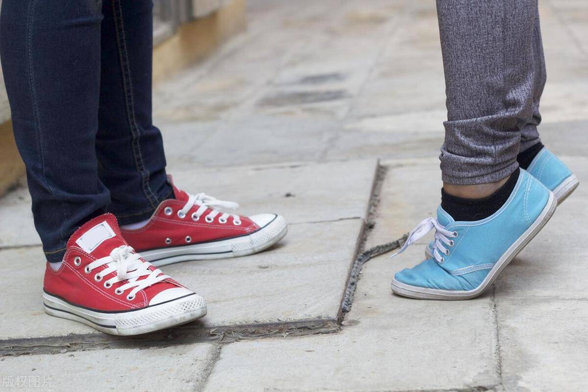 光脚穿匡威什么感觉时尚不羁随性自由连心态都年轻起来
