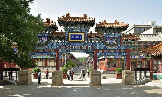 撇开宁国府不表,荣国公贾源死后,由其长子贾代善袭爵,娶了保龄侯,尚书