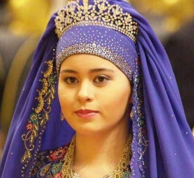 原创平民女孩萨拉17岁风光大嫁入文莱王室生4个混血儿令人艳羡