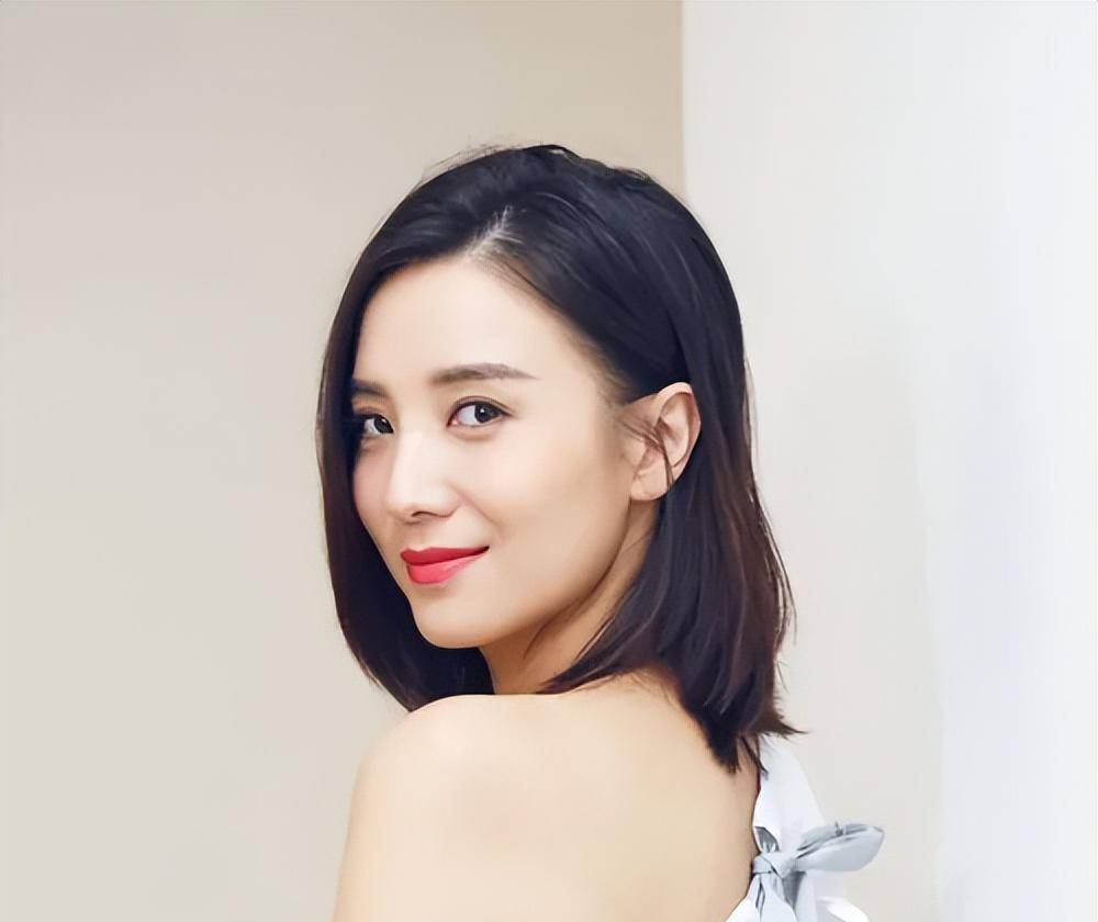 原创当初与谌龙相恋与张俪高调官宣41岁未婚小宋佳真的敢爱敢恨吗