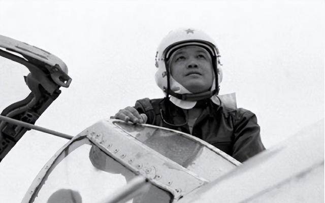 1989年林贤顺驾机回大陆躲过12架战机追击娶美女主持人为妻