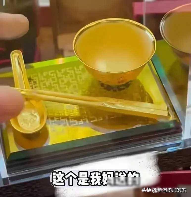 原创太壕了赵本山外孙胖到13斤大量黄金礼物摆满桌子真是开眼