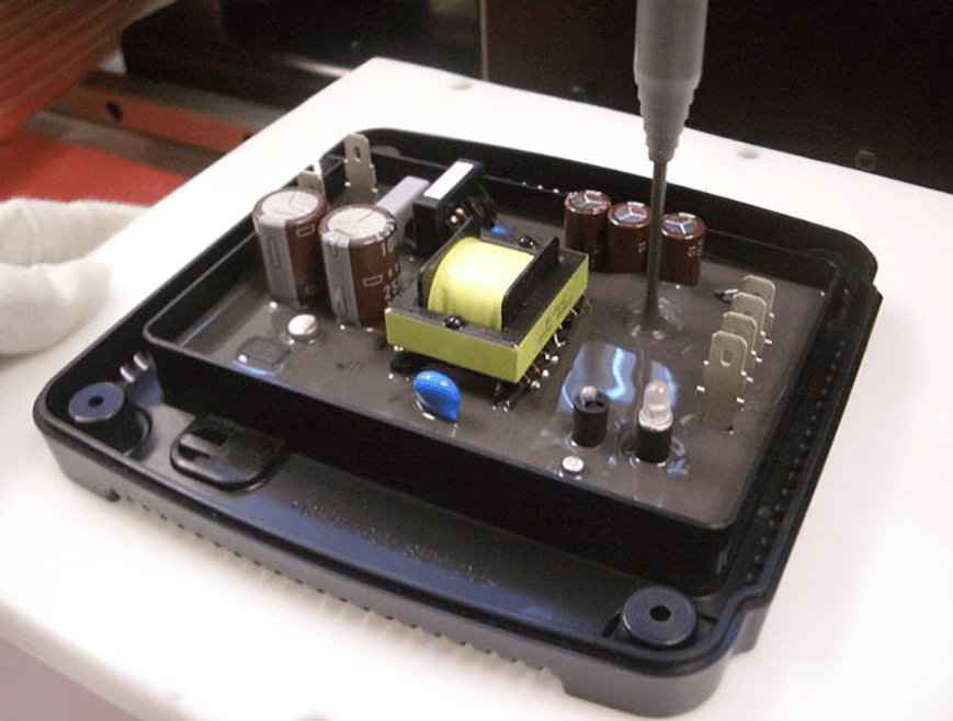 胶,环氧树脂灌封胶用设备或手工方式灌入装有电子元件,线路的器件内