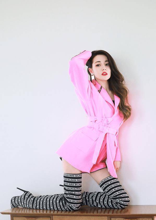 迪丽热巴晒春游美照,谁注意到她系鞋带的方式,这谁不羡慕?
