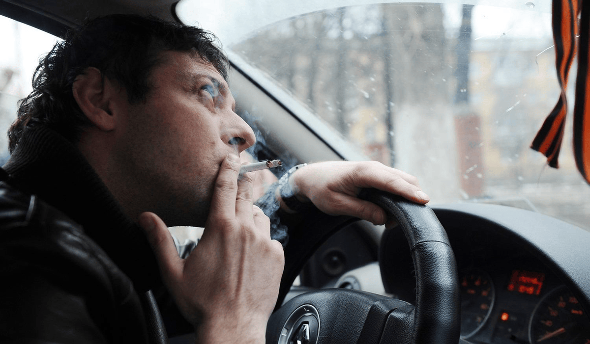 为什么大多国内开车抽烟都开着窗,国外却关着?看完你就明白了
