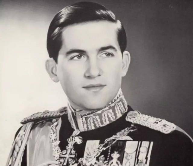 康斯坦丁二世是当时希腊王室的独子,也是将来成为希腊国王毫无争议的