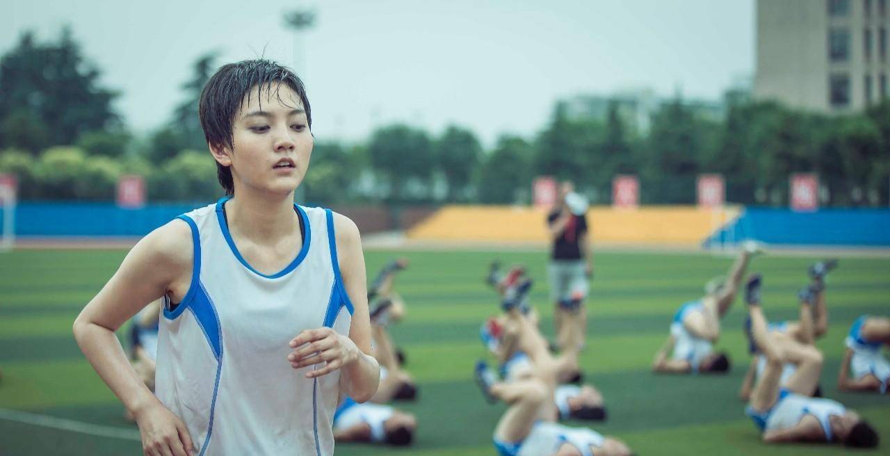 原创还记得活动策划里那个让座的女孩吗如今的她微微一笑很倾城