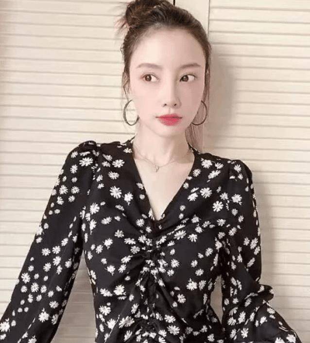 原创李小璐分手后大变样近照堪比整容不料却被墙壁抢了镜