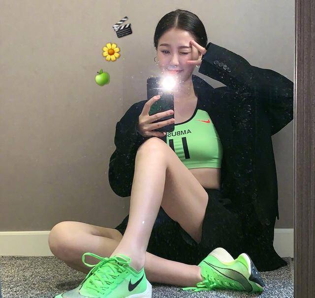 原创虞书欣晒私服照穿白蓝条纹衫演绎百变风格身材太优越了