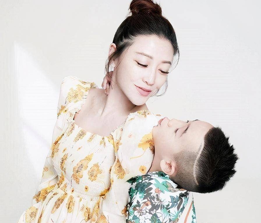 如今陈小春又快当爸爸了,应采儿冒着高龄产妇的风险仍要为他生二胎